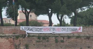Gli striscioni appesi sulla Fortezza Nuova dal Csa Godzilla 