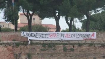 Gli striscioni appesi sulla Fortezza Nuova dal Csa Godzilla