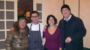 Dalla e De Gregori con i proprietari del ristorante