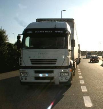 Un camion in viaggio su strada     