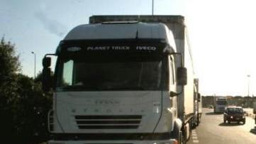 Un camion in viaggio su strada