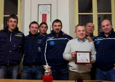 Fabio Mangani che tiene in mano il premio ricevuto 