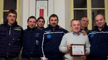 Fabio Mangani che tiene in mano il premio ricevuto