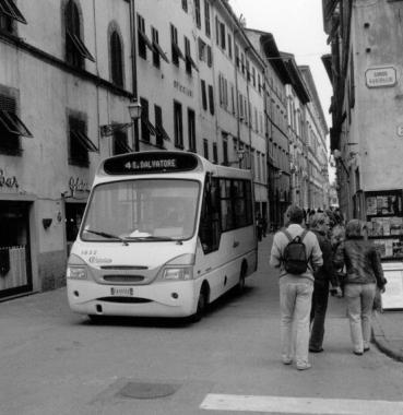 Un bus del trasporto pubblico in una via del centro cittadino 