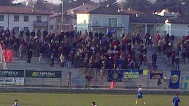 Gli spalti del piccolo stadio di Noceto con i tifosi azzurri