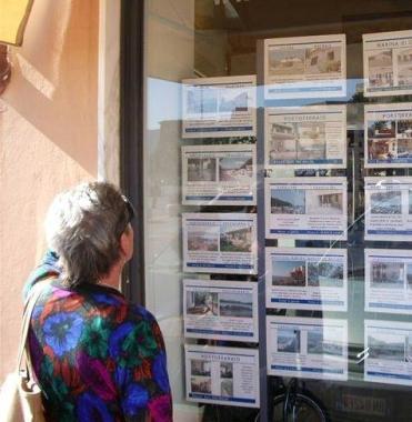La vetrina di una agenzia immobiliare 