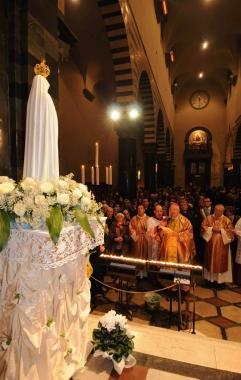 La statua della Madonna di Fatima davanti a centinaia di fedeli in Duomo