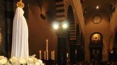 La statua della Madonna di Fatima davanti a centinaia di fedeli in Duomo