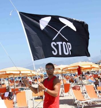 <b>LA PROTESTA.</b> La bandiera dei balneari issata questa estate tra gli ombrelloni      