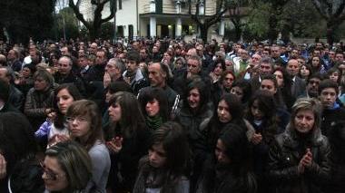 La folla arrivata a Vittoria Apuana per salutare Francesco
