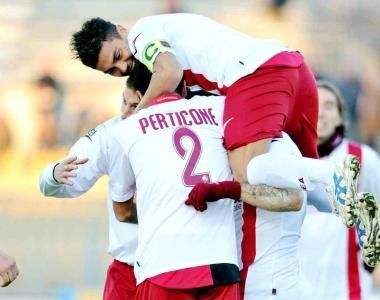 <b>FLASH DA PIACENZA. </b>A sinistra labbraccio degli amaranto dopo il gol decisivo di Surraco; al centro uno striscione dei tifosi amaranto dedicato a Yara, la ragazza scomparsa da diversi giorni nel bergamasco; a destra Dionisi in azione  