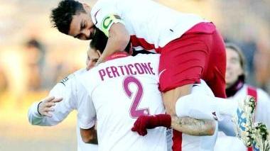 <b>FLASH DA PIACENZA. </b>A sinistra l’abbraccio degli amaranto dopo il gol decisivo di Surraco; al centro uno striscione dei tifosi amaranto dedicato a Yara, la ragazza scomparsa da diversi giorni nel bergamasco; a destra Dionisi in azione