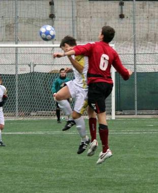 <b>GIOVANISSIMI. </b>Uno stacco in difesa 