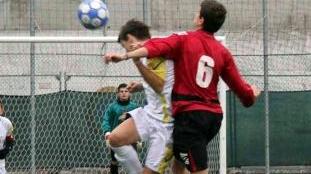 <b>GIOVANISSIMI. </b>Uno stacco in difesa