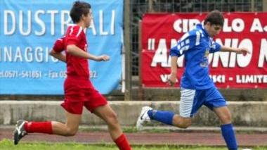 Un’azione di gioco di una partita dei campionati di calcio giovanile organizzati dalla Figc