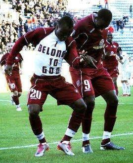 <b>GIOIA</b>. Adiyiah festeggia il gol con Sy 