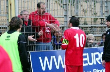 <b>GELA-PISA. </b>Carparelli a fine gara parla con due tifosi; sopra, i fans nerazzurri in Sicilia  