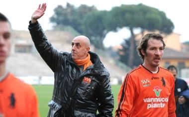 Mister Agostiniani saluta il pubblico dopo la vittoria 
