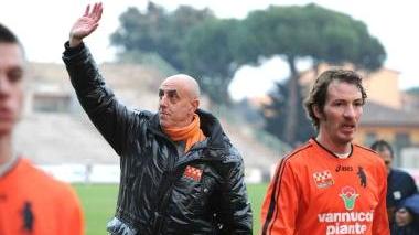 Mister Agostiniani saluta il pubblico dopo la vittoria
