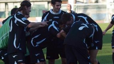 <b>MUCCHIO SELVAGGIO.</b> I compagni abbracciano Pizza dopo il gol dell’1-0