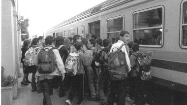 Studenti salgono sul treno