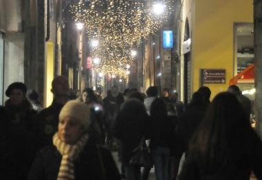 Folla in via Fillungo per lo shopping 