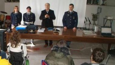 Una lezione della questura sul bullismo