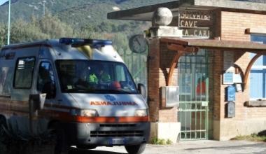 Con l'escavatore in un dirupo: drammatici soccorsi a un operaio