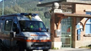 Con l'escavatore in un dirupo: drammatici soccorsi a un operaio