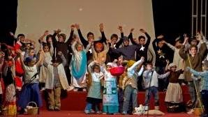 I piccoli attori sul palco della polisala Gambrinus al termine della recita “Ce n’è troppo di Natale”