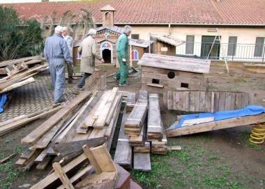 Volontari al lavoro per il presepe 