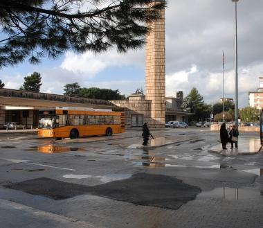 Buche tappate in piazza Italia e, a sinistra, un gabinetto accanto al punto accoglienza 