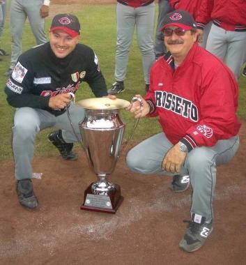 <b>ROTTERDAM</b> Vic Luciani festeggia il trionfo in Coppa Campioni con il figlio Lino 