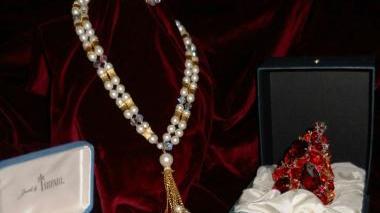 Alcuni dei gioielli in mostra alla galleria Goldoni
