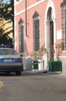 Il commissariato di polizia e la stazione ferroviaria 
