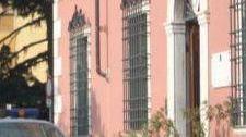Il commissariato di polizia e la stazione ferroviaria