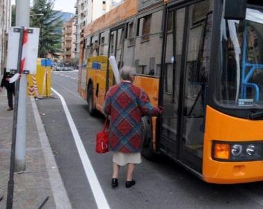 Un autobus della Atn: proteste per i ritardi a Bonascola    