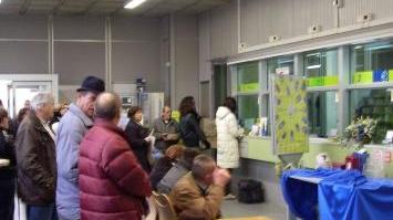 Utenti in fila all’interno di un ufficio postale