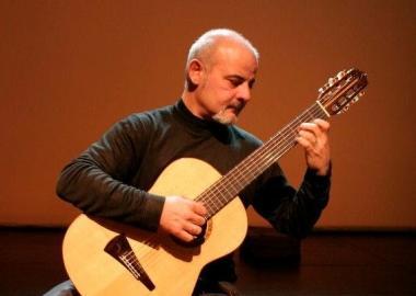 <b>ALLA CHITARRA.</b> Il musicista Domenico Ascione 