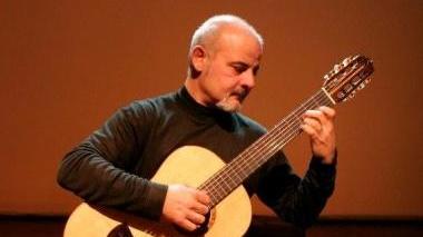 <b>ALLA CHITARRA.</b> Il musicista Domenico Ascione