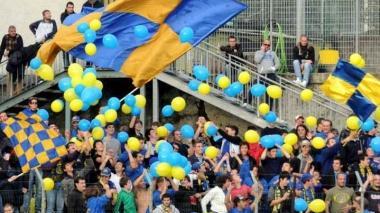 La tifoseria della Carrarese e il team manager Marco Ricci