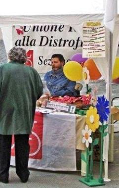 Andrea Pierotti allo stand della Uildm in piazza 