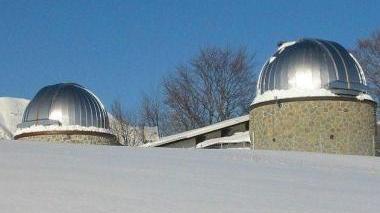 Un’immagine invernale dell’osservatorio di Pian dei Termini e un momento della conferenza di sabato