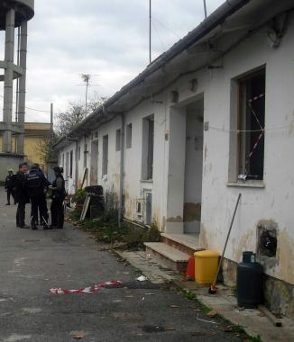 Le case minime di San Lorenzo alle Corti e, a destra, Daniele Porcaro che si &egrave; recato in Comune a Cascina a protestare   