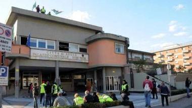 Una protesta dei dipendenti della ditta Costa davanti al Comune di Aulla