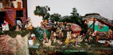 Il presepe che Vincenzo Ranauro ha costruito e allestito nella sua casa in via Mascagni a Rosignano Solvay 