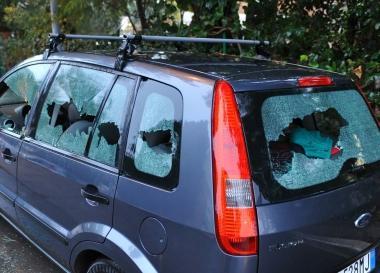 <b>VETRI INFRANTI</b> Unauto danneggiata        