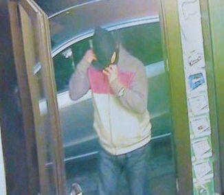 L’uomo si mette il passamontagna Poi il colpo