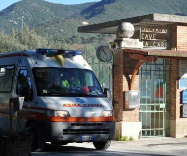 Lambulanza lascia il luogo dellincidente col ferito a bordo; a destra le cave di San Carlo 