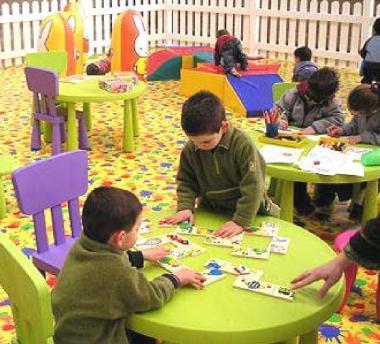 Nella foto accanto i bambini di un asilo (archivio); a destra i carabinieri che indagano sullepisodio 